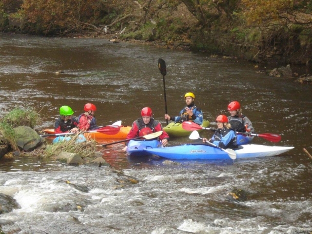  Rafting ist eine lustige Aktivität. 