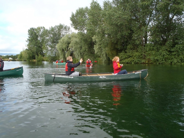 Sfide in canoa con gli amici