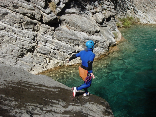 Homme s'amusant canyoning 
