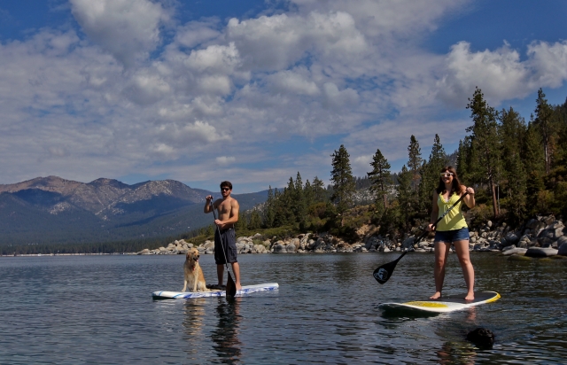  Un couple fait du paddle avec Active Highs 