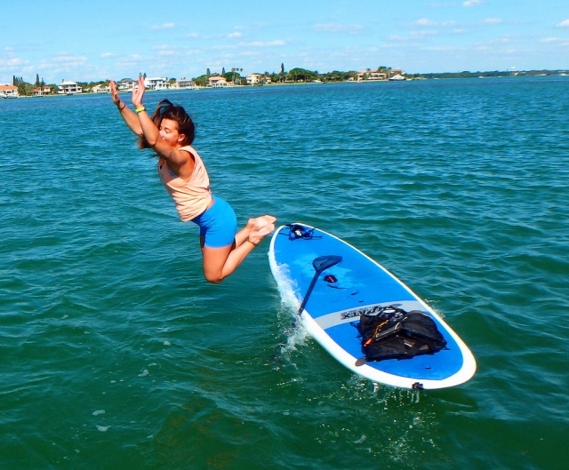  Une fille saute de sa planche !