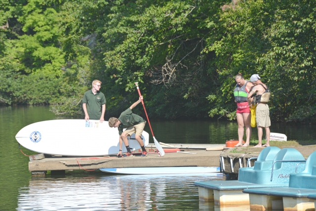  La famille se prépare pour le paddle 