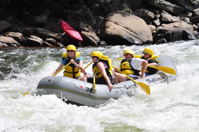  Des gens s'amusant à faire du rafting avec nous 