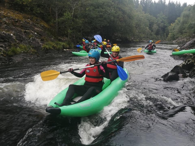  personas que se divierten en Loch Oich 