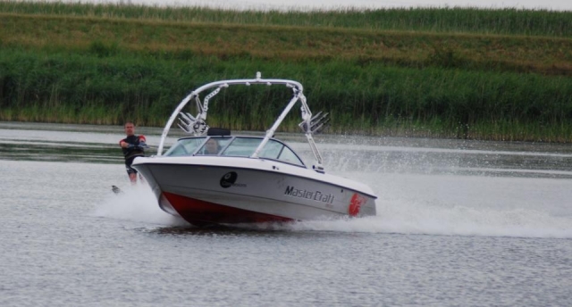  Sci nautico a Welton Waters. 