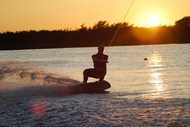  Impara a fare wakeboard a Welton. 