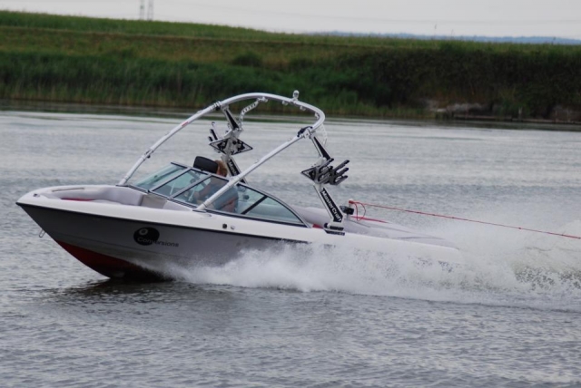  Impara a fare sci nautico. 