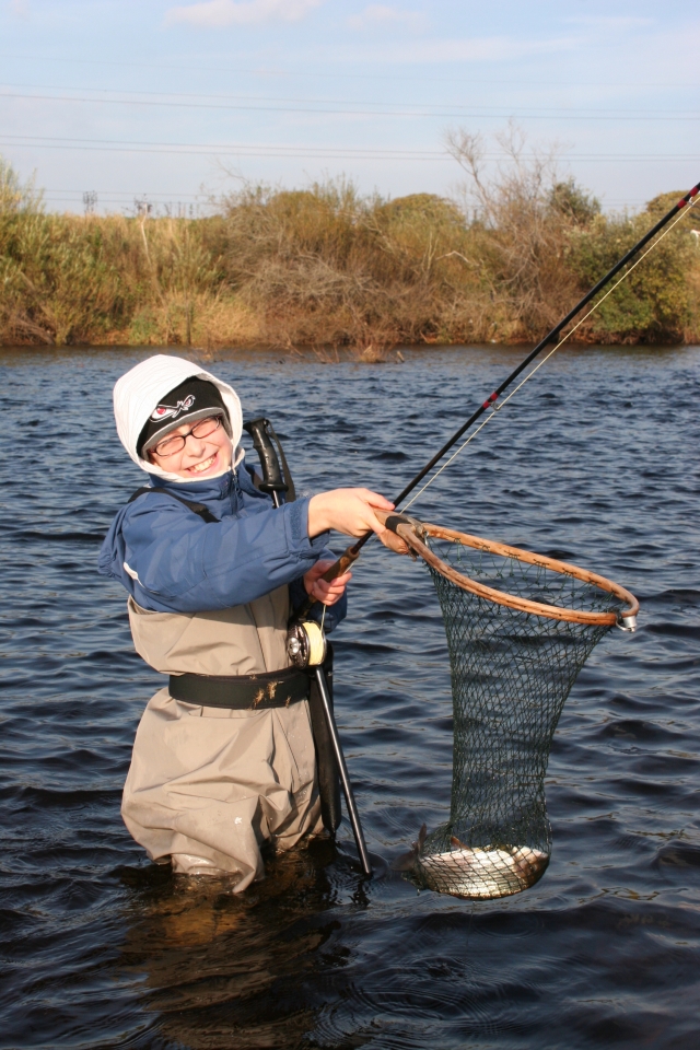 Un jeune pêcheur heureux 