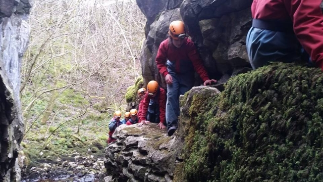  Vamos explorar uma bela caverna.