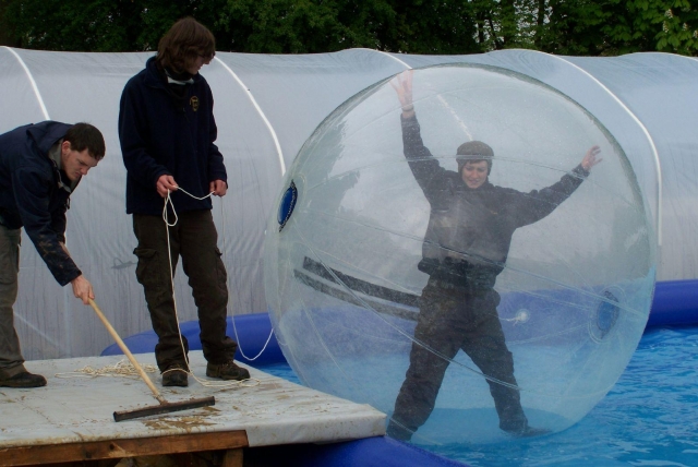  Zorbing