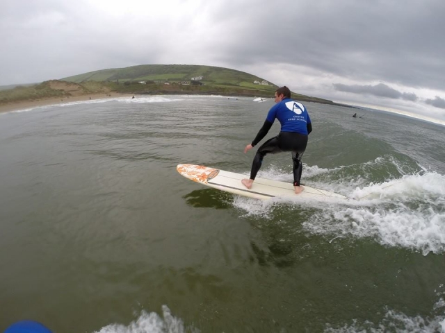 Cavalca le onde come un maestro