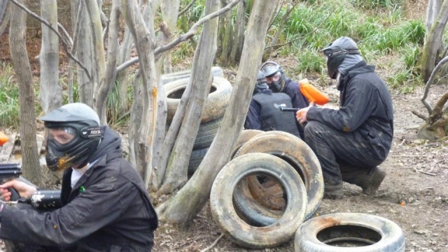  Kombinieren Sie Kartfahren mit Paintball. 