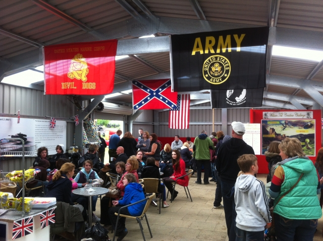 Café-Bereich mit warmen und kalten Snacks 