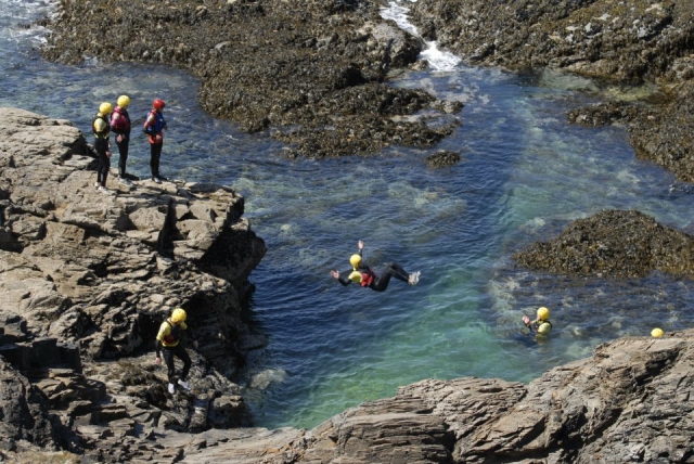 Coasteering mit der Harlyn Surf School. 