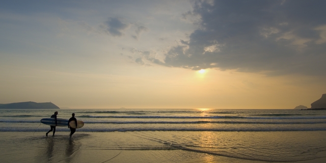  Surfer in der Harlyn Bay 