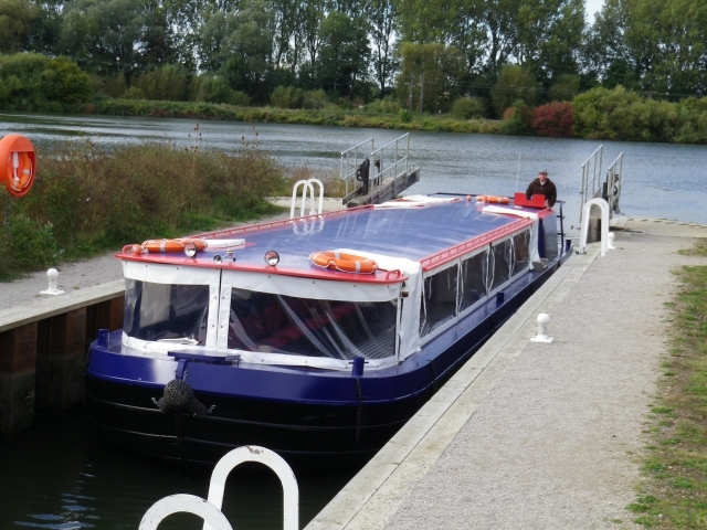  Goditi la crociera sul fiume. 