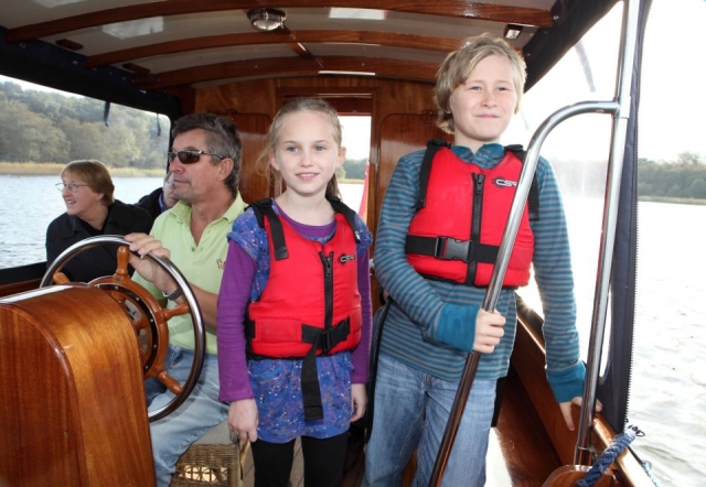  viajes en barco también. 