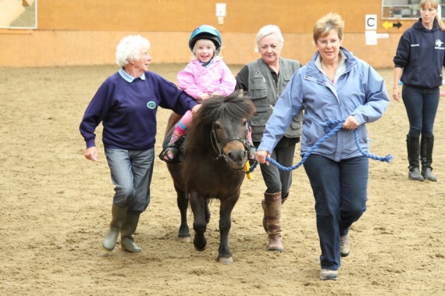 在征服马术中心骑小马。