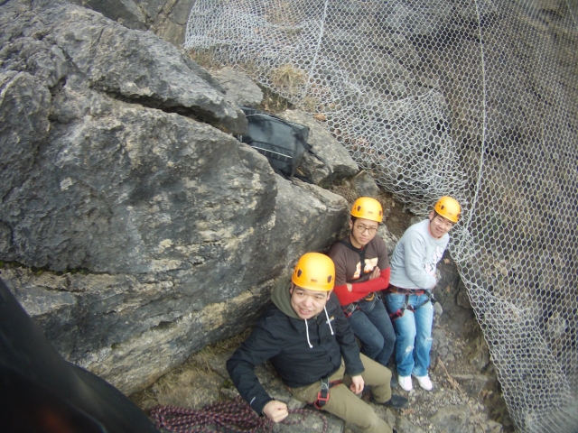  Tendo uma sessão de escalada com seus amigos 
