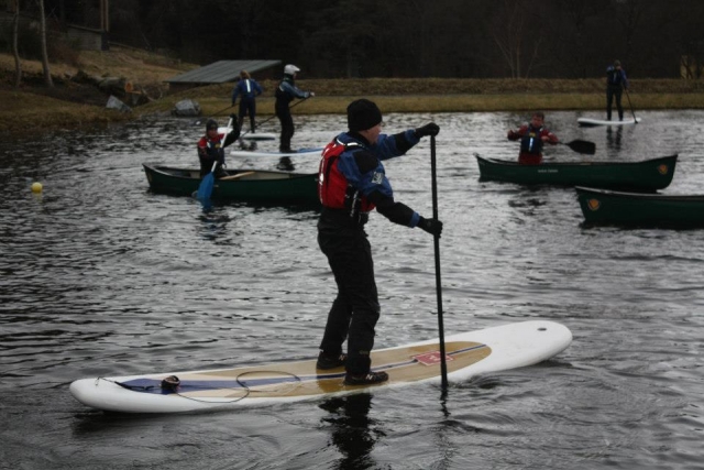  O Paddleboarding é muito divertido. 