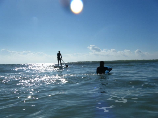  El surf es muy divertido. 