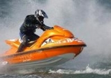 Le jet ski est très amusant. 