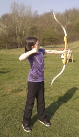  射箭玩得开心。 