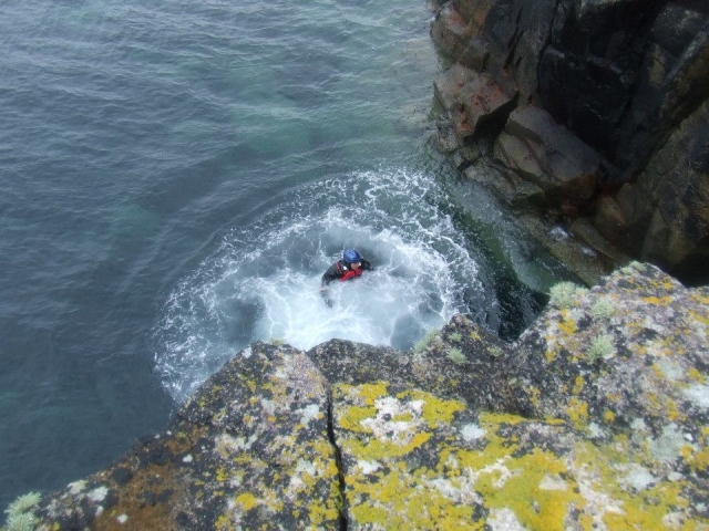 Il coasteering è molto divertente 