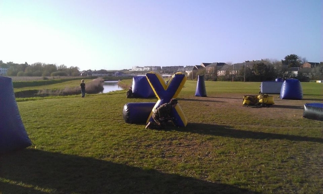  享受玩激光标签的一天。 