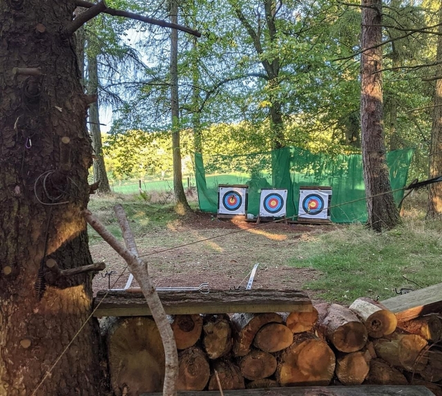 和我们一起在户外尝试射箭