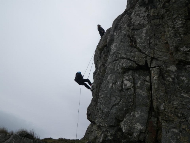  La descente en rappel est très amusante. 