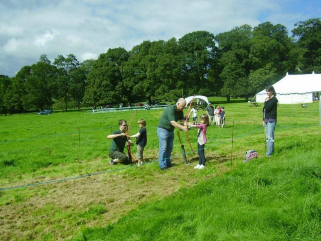  学习一些新的射箭技能。 