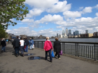  在城市中行走。 