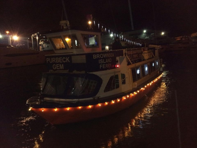  Boot bei Nacht. 