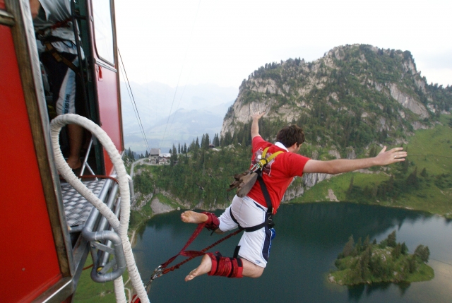 Homme portant un t-shirt rouge Saut à l'élastique