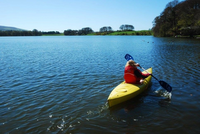  在Talkin Tarn 划皮划艇