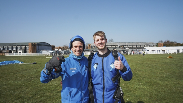  Glücklicher Fallschirmspringer! 