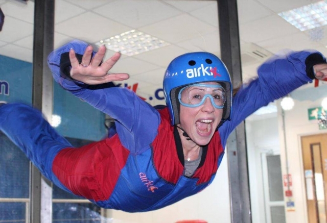 Indoor-Fallschirmspringen macht viel Spaß! 