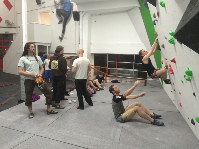  Arrampicata su parete artificiale 