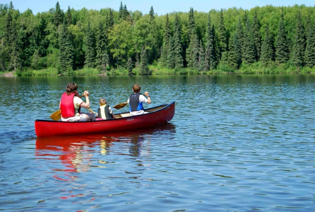  Una canoa per adulti sul lago 