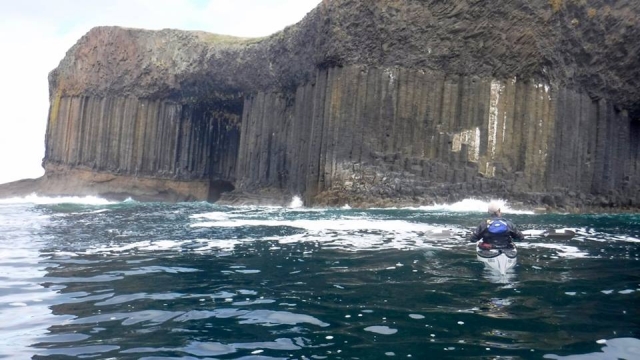  Pagaiando verso le rocce 