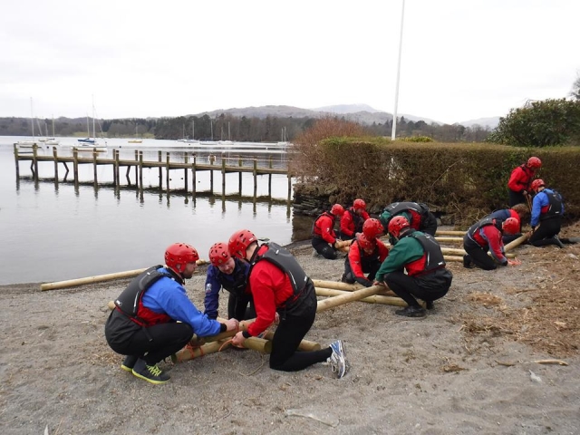  Bretter, Holz und Seile 