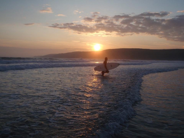  Surfen bei Sonnenuntergang 