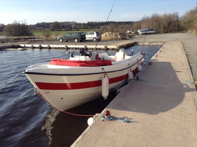  Luxusboot am Pier 