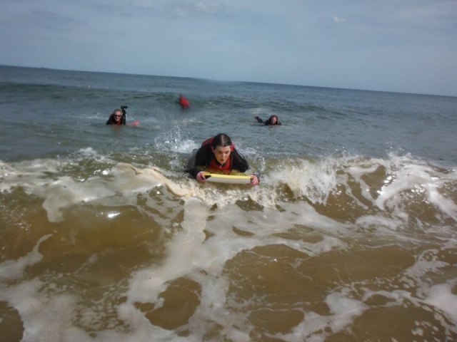  海上不同的冲浪者 