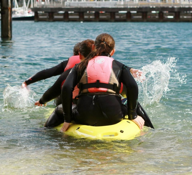  水上的三个朋友 