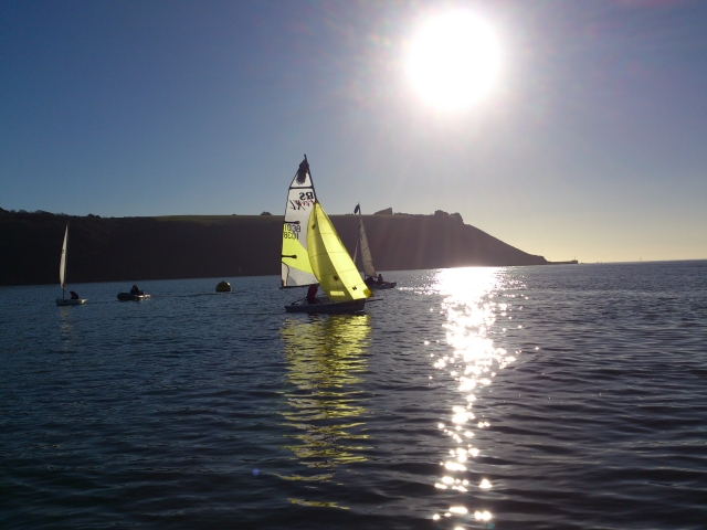 美丽的海上日落 