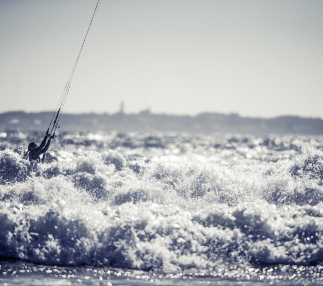  Kitesurfen in Wellen 