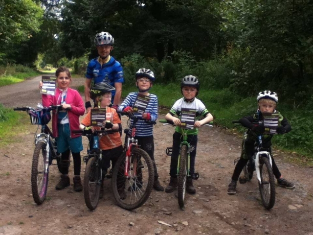  Enfants sur les vélos de montagne 