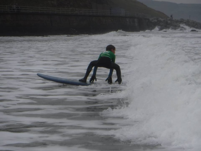  bambino che fa surf 
